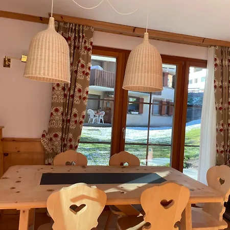 2,5 Mit Bergblick In Engadin Apartamento *